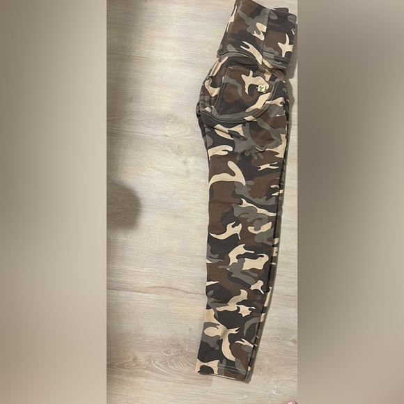 Brand new NWOT camo Freddie’s pants - Picture 6 of 6